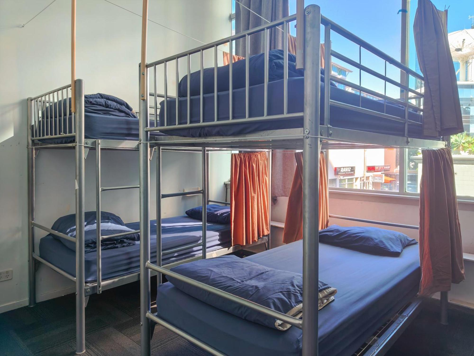 Metro Adventurer Backpackers Hostel Оукланд Екстериор снимка